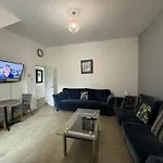 4 Bedroom Large & Modern Private House Central Location