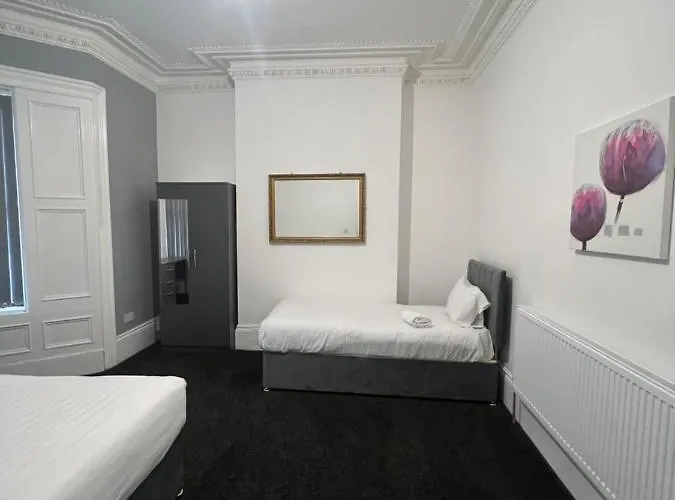4 Bedroom Large & Modern Private House Central Location