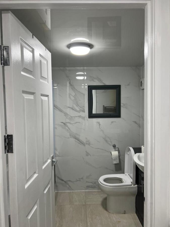 4 Bedroom Large & Modern Private House Location *