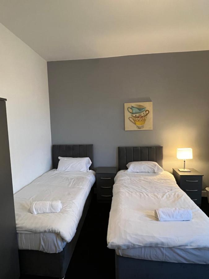 4 Bedroom Large & Modern Private House Location *