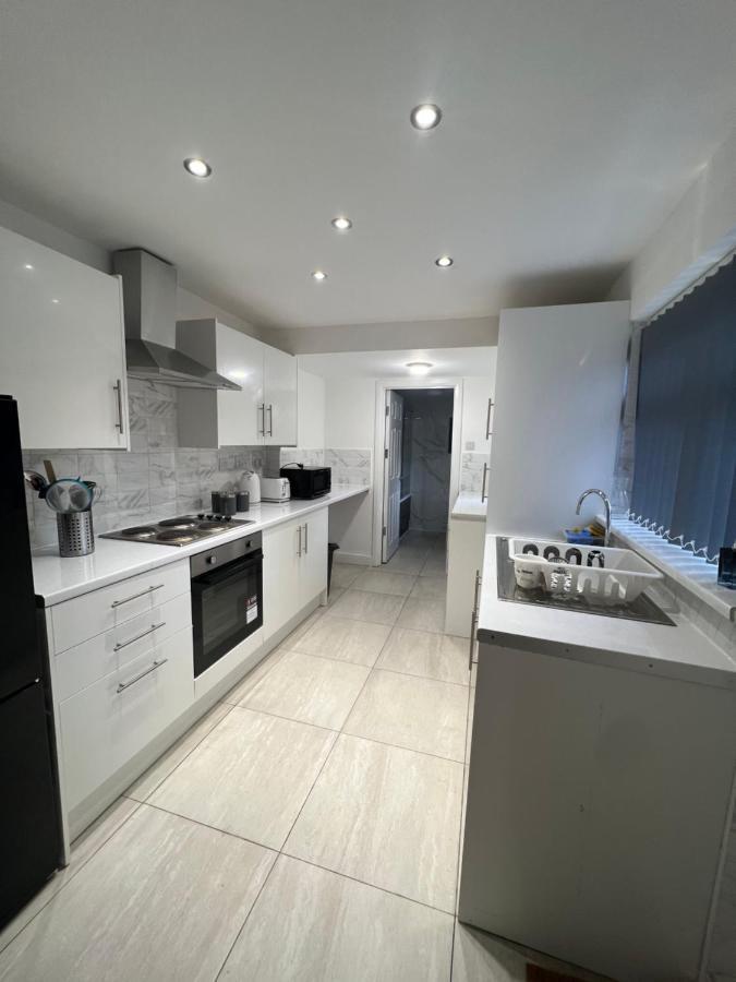 4 Bedroom Large & Modern Private House Location *