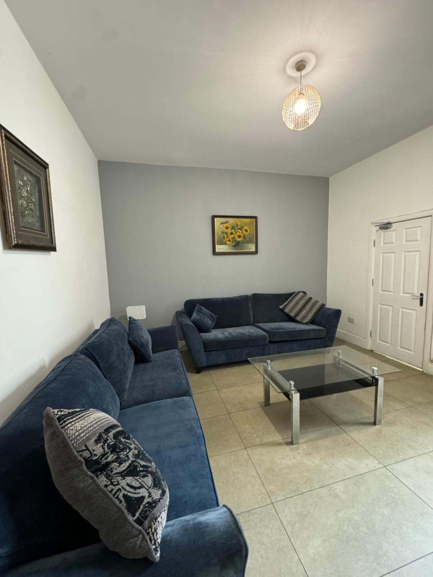4 Bedroom Large & Modern Private House Location *