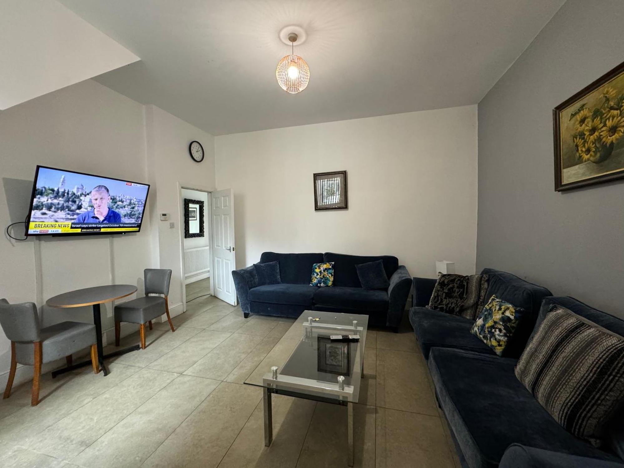 4 Bedroom Large & Modern Private House Location